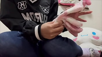 【陸上部女子のオナニー】グランドにおちんちんがもっこりしている臭そうなちんちんを見てムラムラしてしまいオナニーする女子◯生。