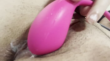 Me masturbo en un baño publico mientras no hay nadie