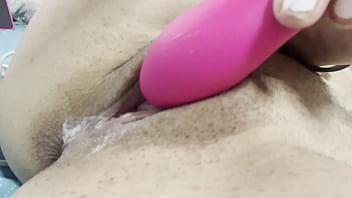 Me masturbo en un baño publico mientras no hay nadie