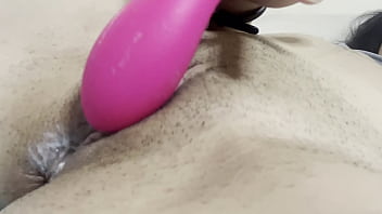 Me masturbo en un baño publico mientras no hay nadie