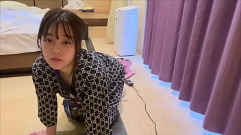 バイト着をきたまま、バイトから家に帰宅してそのままお風呂に入らずピストンオナニーをする女子大生。