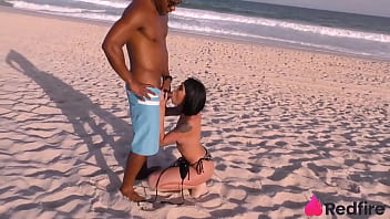 Japinha encontrou pirocudo na praia e arrastou pro canto pra fazer foder no pelo