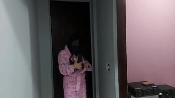 Enteado pega madrasta masturbando o cuzinho