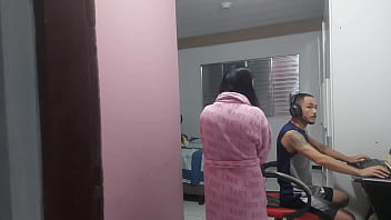 Enteado pega madrasta masturbando o cuzinho Enteado pega madrasta masturbando o cuzinho