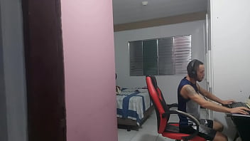 Enteado pega madrasta masturbando o cuzinho