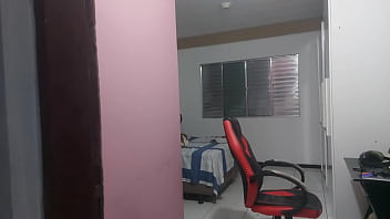 Enteado pega madrasta masturbando o cuzinho