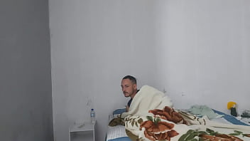 Enteado pega madrasta masturbando o cuzinho