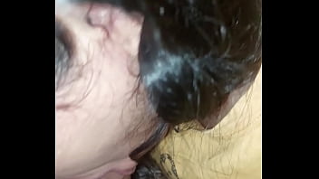 Me despierta con una mamada y me hace correrme