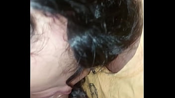 Me despierta con una mamada y me hace correrme