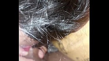 Me despierta con una mamada y me hace correrme Me despierta con una mamada y me hace correrme