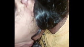 Me despierta con una mamada y me hace correrme