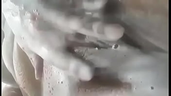 Me encanta bañarme y pajearme