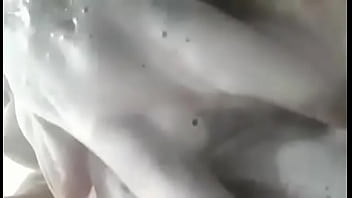 Me encanta bañarme y pajearme