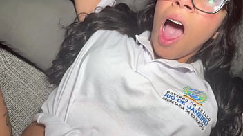 Enteada chega da escola estressada e desconta na rola do padrasto