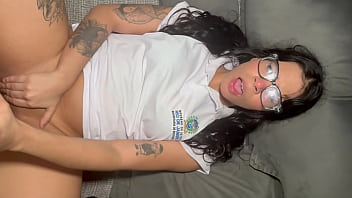 Enteada chega da escola estressada e desconta na rola do padrasto