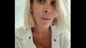 Je suis dans la maison de vacances avec mes parents et qui vient nous rejoindre