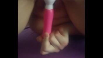 Thick girl masterbates9