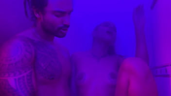 Meu namorado me pegou no banho com força