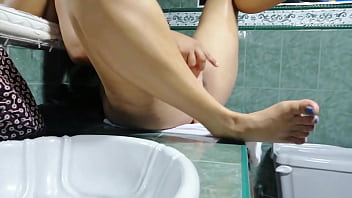 Mi madrastra me follo el coño a ver que esto sola en casa