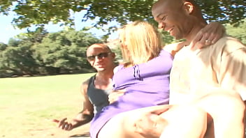 Una troia milf bionda scopa davanti al marito