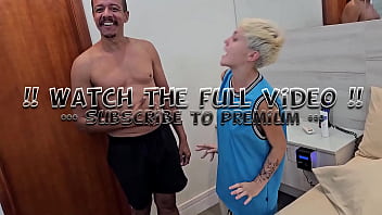 Sapatinha com 2 dotados levando surra de pica no cu e ganhando muito leite na boca