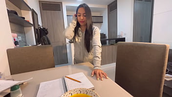 Me pegan una follada en la cocina el dueño de la casa con su chorizo carnudo mientas le hago la cena