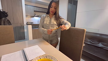 Me pegan una follada en la cocina el dueño de la casa con su chorizo carnudo mientas le hago la cena