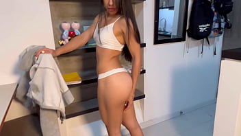 Me pegan una follada en la cocina el dueño de la casa con su chorizo carnudo mientas le hago la cena