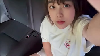 車の中でオナニーが一番興奮する… 誰かに見られてないかソワソワしながらオナニーが快感…