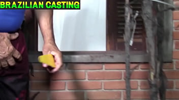 Jardineiro arrumando plantinhas mas acaba vendo a moradora gostosa convida fuder sua plantinha