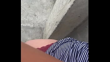 No se aguanta y me la follo afuera de la casa mientras nuestra vecina cocina No se aguanta y me la follo afuera de la casa mientras nuestra vecina cocina