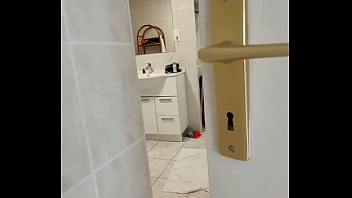 « mon step bro me traque ça se termine en douche de sperme» ici tu as la