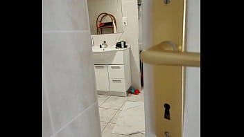 « mon step bro me traque ça se termine en douche de sperme» ici tu as la