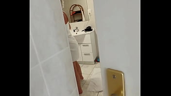 « mon step bro me traque ça se termine en douche de sperme» ici tu as la