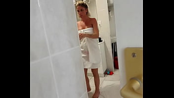 « mon step bro me traque ça se termine en douche de sperme» ici tu as la