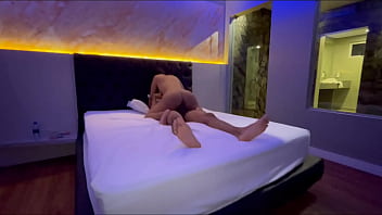 Deixei o meu marido de castigo batendo punheta assistindo eu foder com o pauzudo