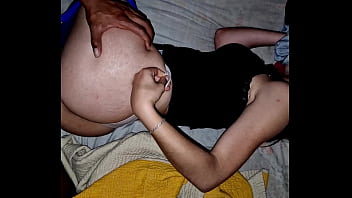 Destrozando coño estrecho virgen de mi hijastra de 18 años