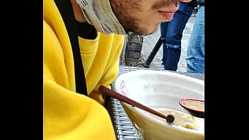 Oso maduro traga todo en un restaurant japonés