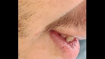 Oso maduro traga todo en un restaurant japonés