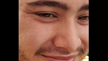 Oso maduro traga todo en un restaurant japonés