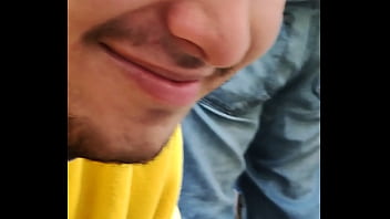 Oso maduro traga todo en un restaurant japonés