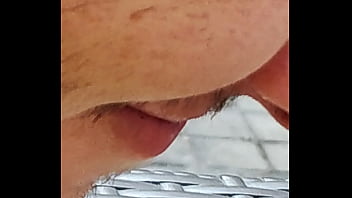 Oso maduro traga todo en un restaurant japonés