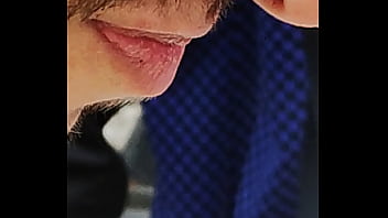 Oso maduro traga todo en un restaurant japonés