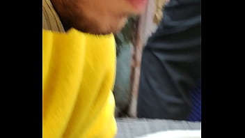 Oso maduro traga todo en un restaurant japonés