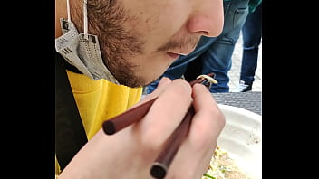 Oso maduro traga todo en un restaurant japonés