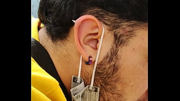 Oso maduro traga todo en un restaurant japonés