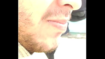 Oso maduro traga todo en un restaurant japonés