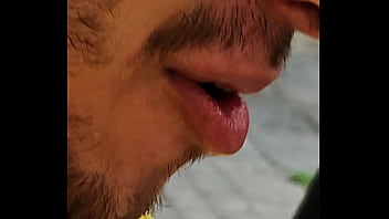 Oso maduro traga todo en un restaurant japonés