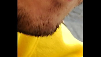 Oso maduro traga todo en un restaurant japonés