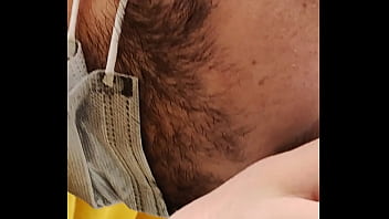 Oso maduro traga todo en un restaurant japonés